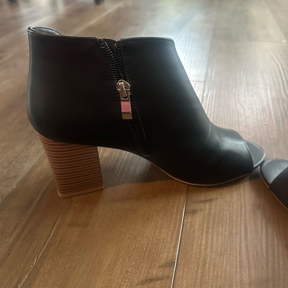 Black wedge heel size 8 excellent condition - Picture 7 of 7